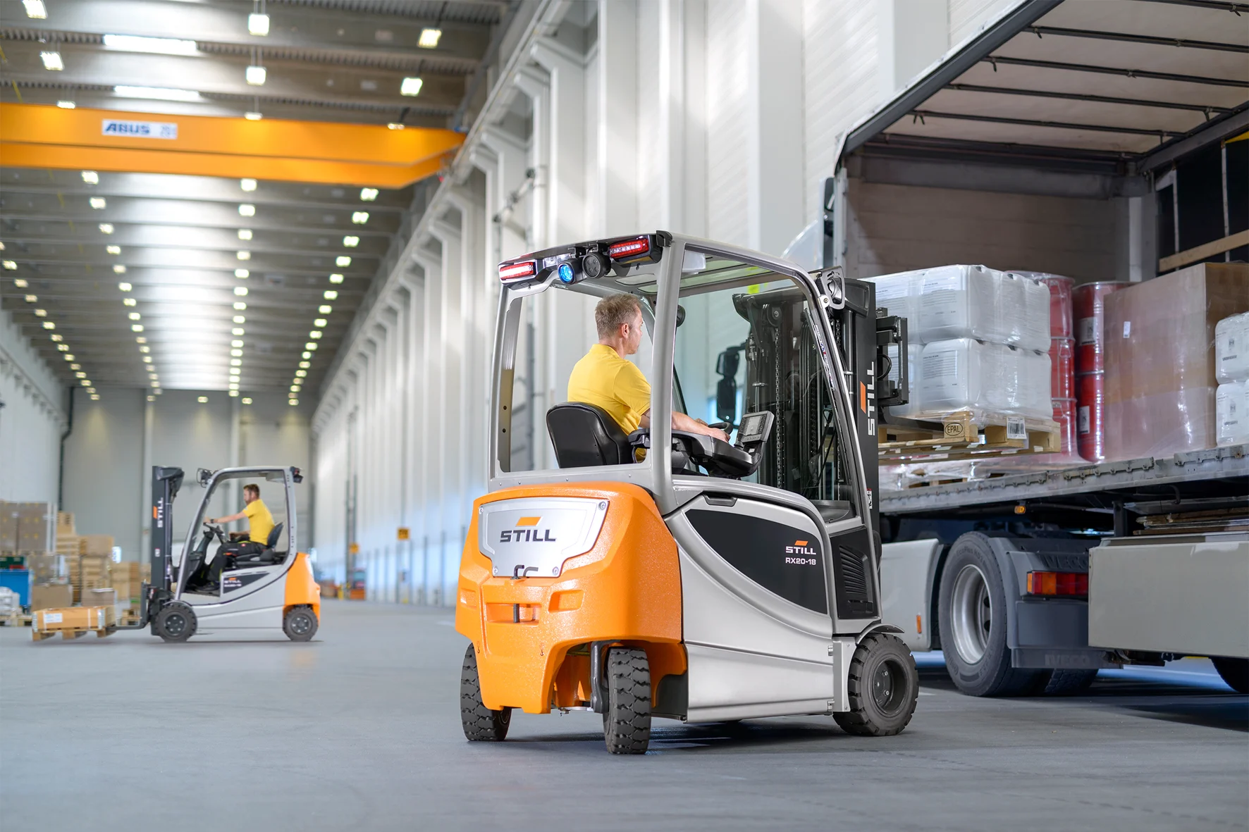 Yükleme süreçlerinde kullanılan STILL elektrikli forkliftler